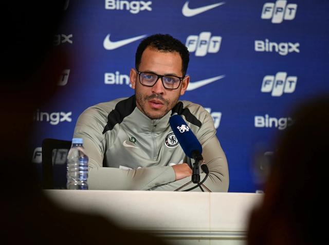 V体育-迪尼：罗塞尼尔总想保持优雅得体的形象，这无法获得球迷拥戴