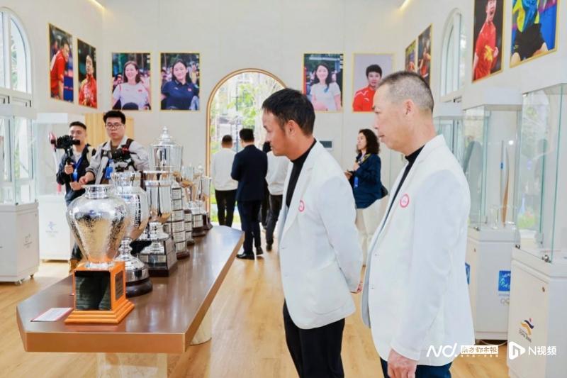 V体育直播运营平台-点燃城市冬奥氛围！17把奥运火炬亮相香江1号